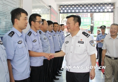 酷暑下的警民魚水情——陳明、楊尚偉慰問一線執(zhí)勤民警并指導后勤保障工作